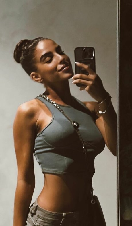 Zoe Bayona naked model galleries