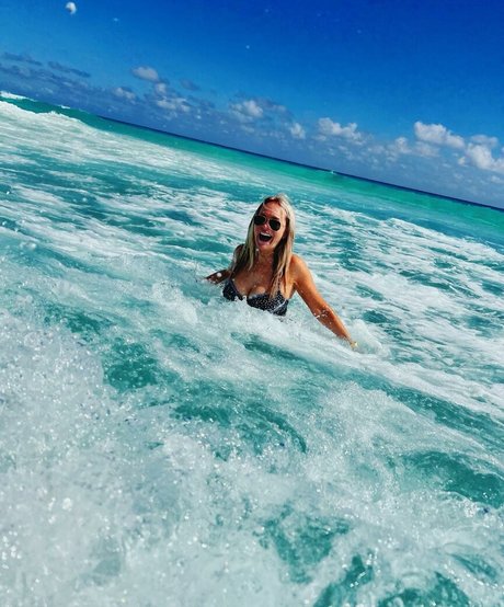 Barbara Alyn Woods pretty model pic