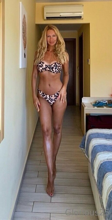 Glorious25 model high quality pics