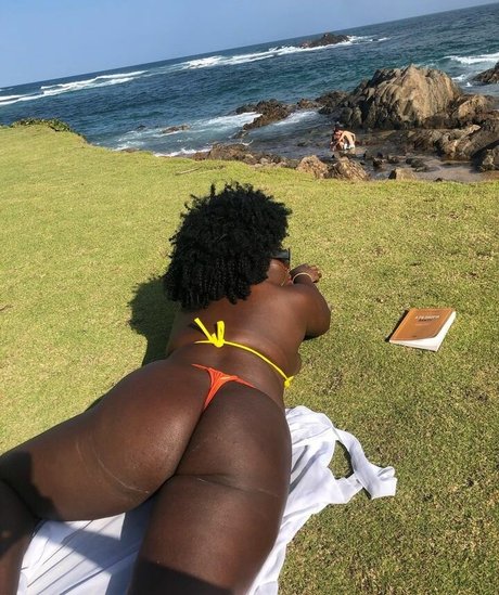 Carla Akotirene model hot photos