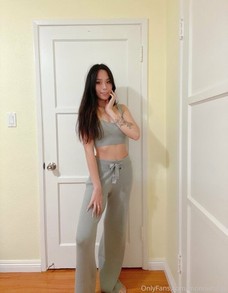 monnietings star nude photo