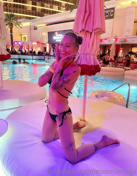 monnietings model naked photo