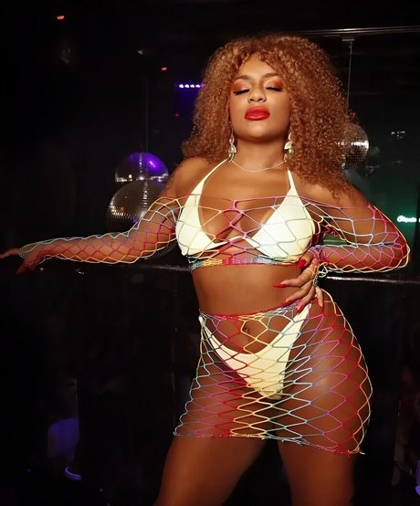 Cariucha nude model image