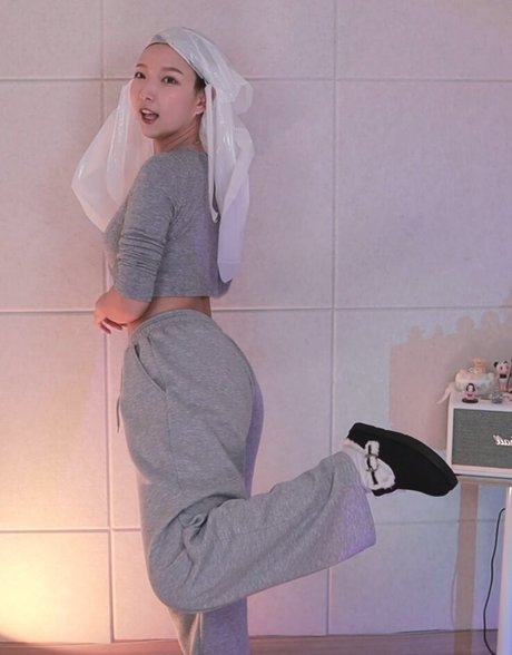 leelate nude pornstar pic