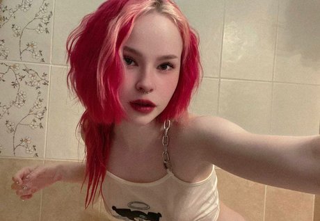 erie dechart model nude picture