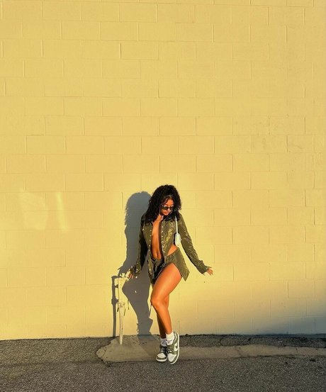 Scarlet May adult star pic