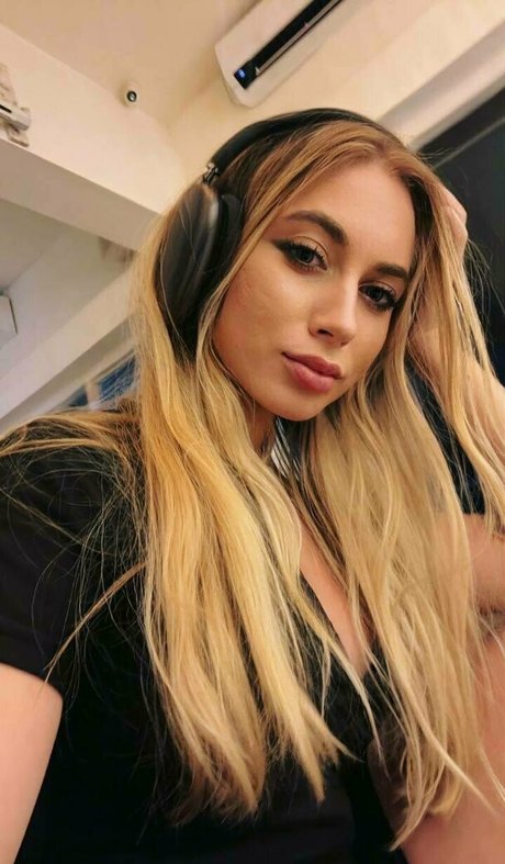 lolaa fansvip sex model gallery