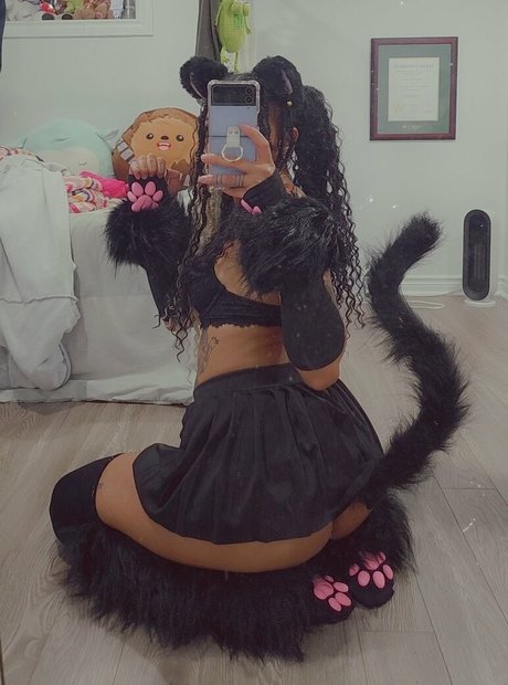 Juliet Cascaii model art photo