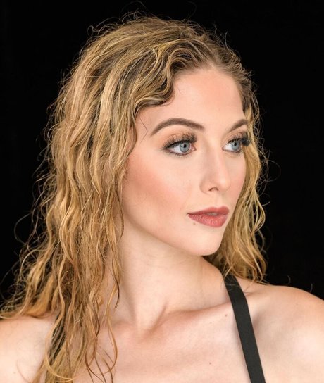 AlexandraQnin model hot photo