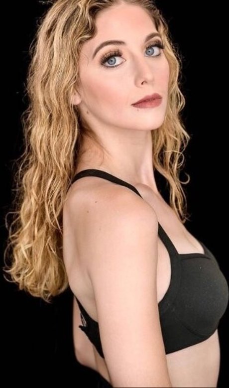 AlexandraQnin pornstar sex photo