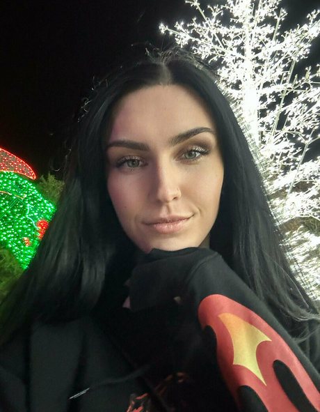 lost cos hot model img