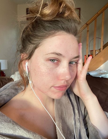 Aworyn pornographic model img