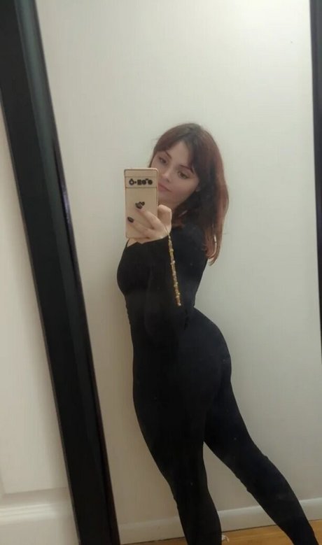 PixieAmaryllis model naked image