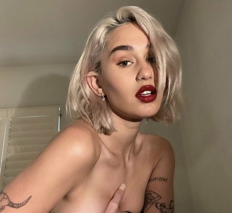 Emily H porn model img