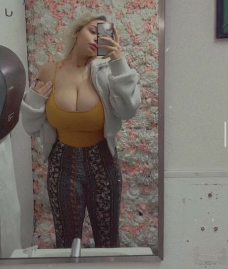 Bubble Bella pornstar erotic pic