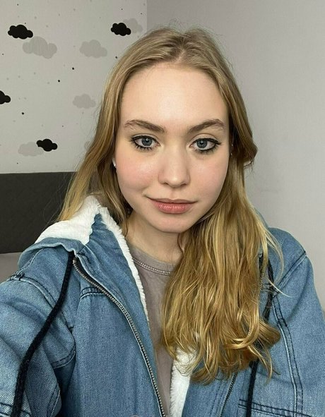 BrandyHelga model hd image