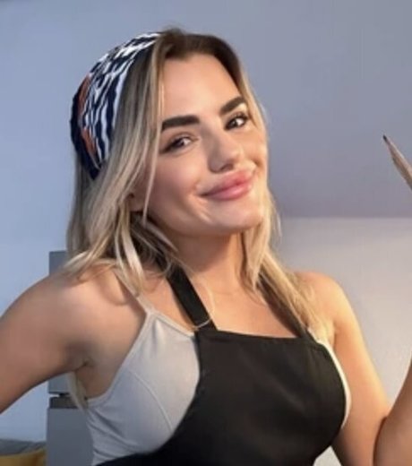 Petite Tina hd actress photo