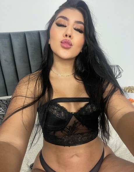 Charlote Rouge model adult img