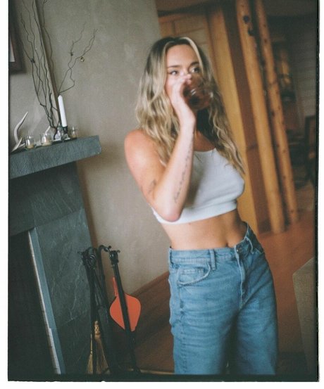 Sophia Scott model naked photos