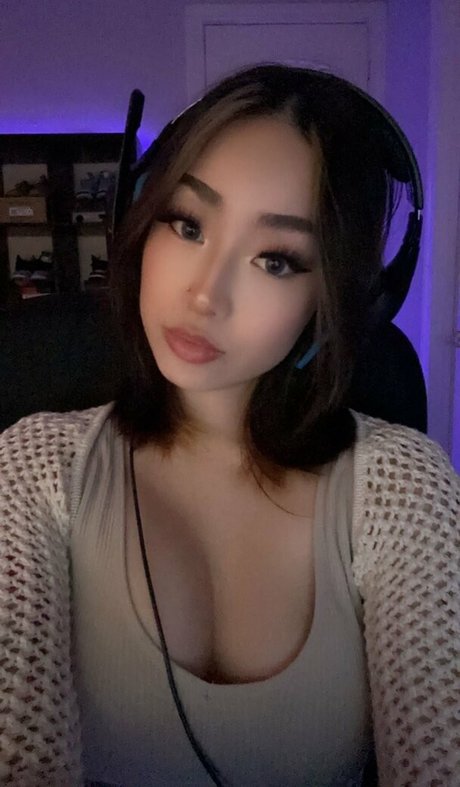 Harmonee Yang free model pic