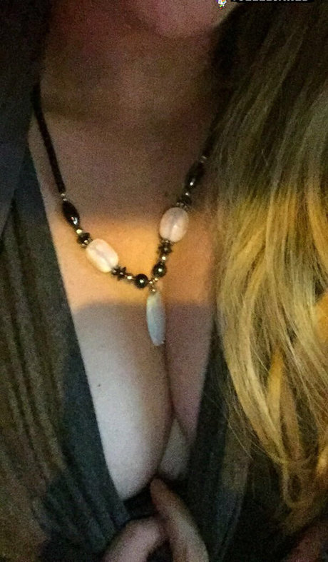 Olivia Van Sky erotic actress image