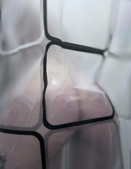 kellymay wow model exclusive image