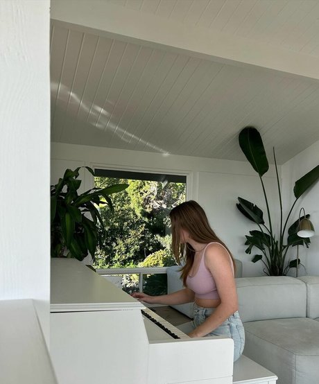 Anika Grace pornstar nude photos