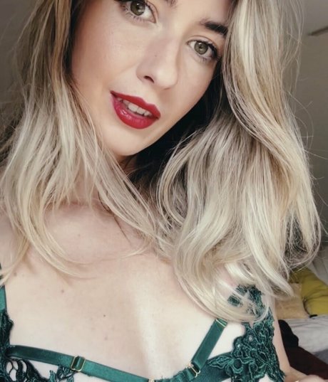 ElectricApril model nudes pics