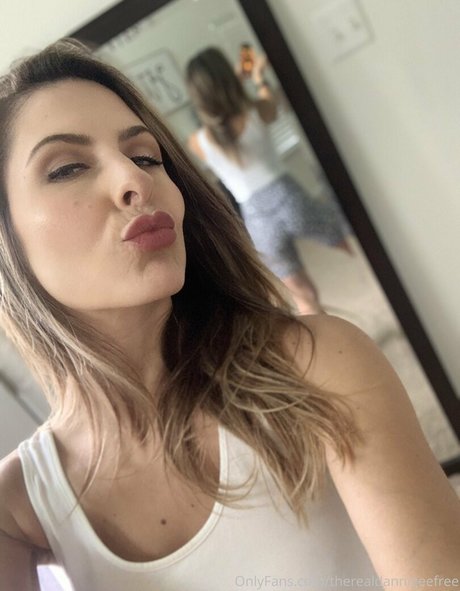 missdannigibson sexy actress pictures