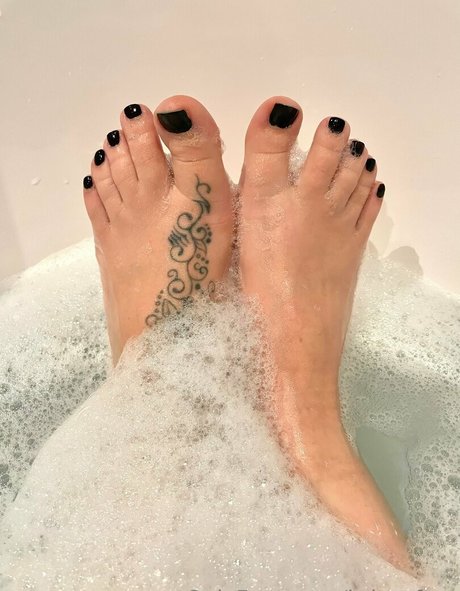 Britty feet naked pornstar img