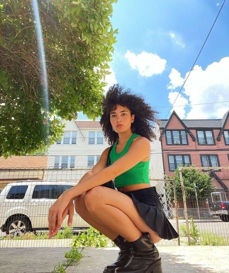 Teo Marcella hot actress pics