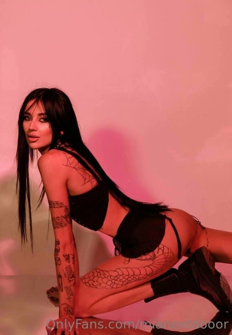 mianextdooor art actress img