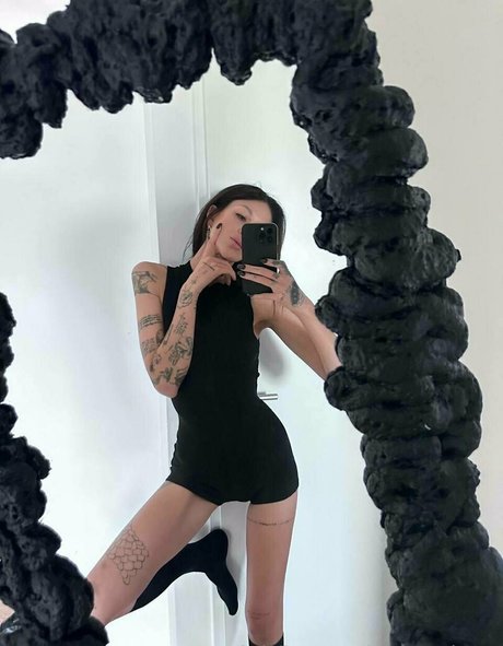 mianextdooor model perfect photo