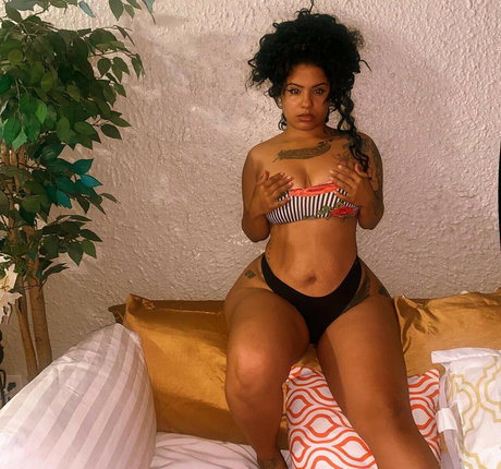 Nelsy Morales pretty model image