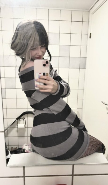 Pinkballzs hot model image