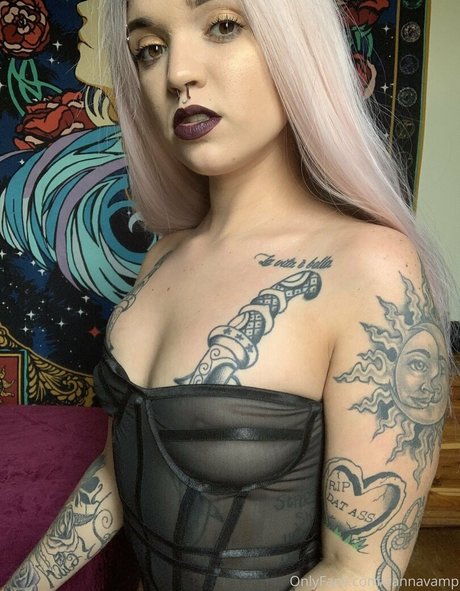 vannavamp star erotic photos