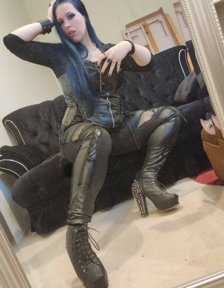 Jennybiatch art model pictures