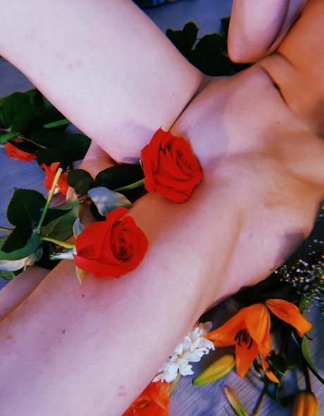 mayloveyou model naked picture