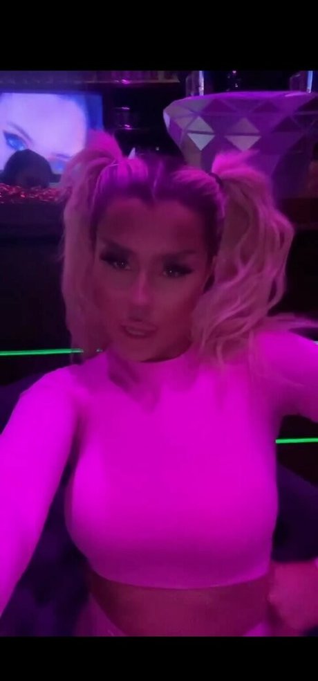 Viki Mitrovic pretty star photo