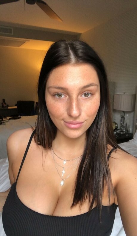 Abbey Wilson model top img