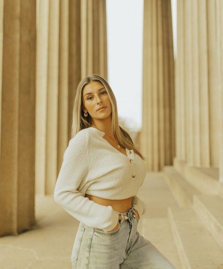 Abbey Wilson nude model pic