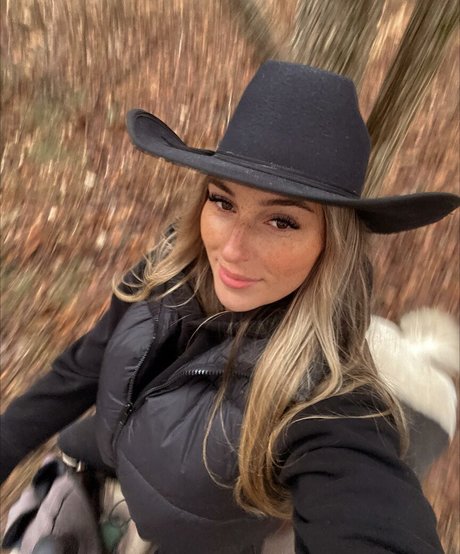 Abbey Wilson star naked pictures