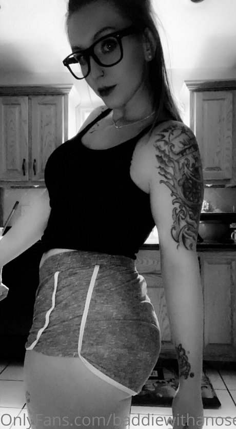 baddiewithanosering star top picture