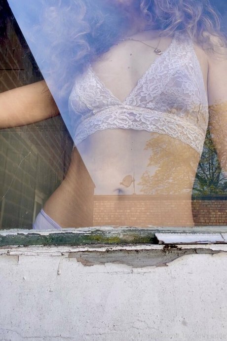 come lay with adile pornstar high quality pic