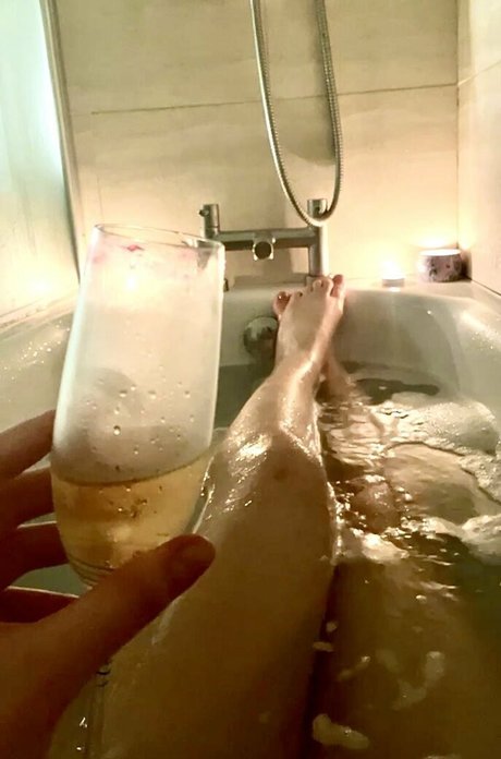 come lay with adile top actress pictures