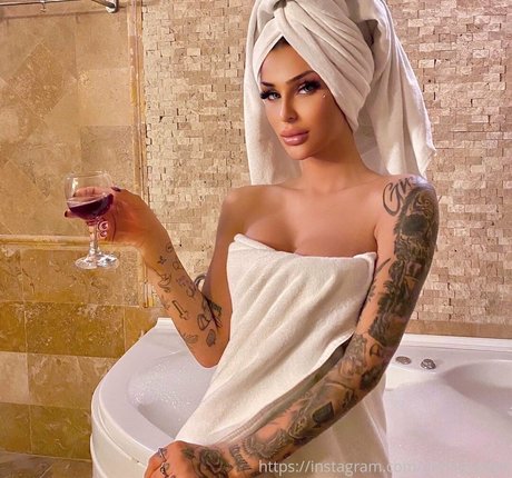 damlaozden adult actress pic