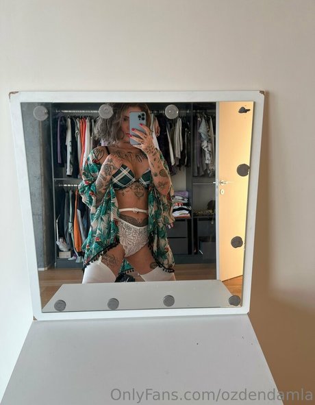 damlaozden nude model pic