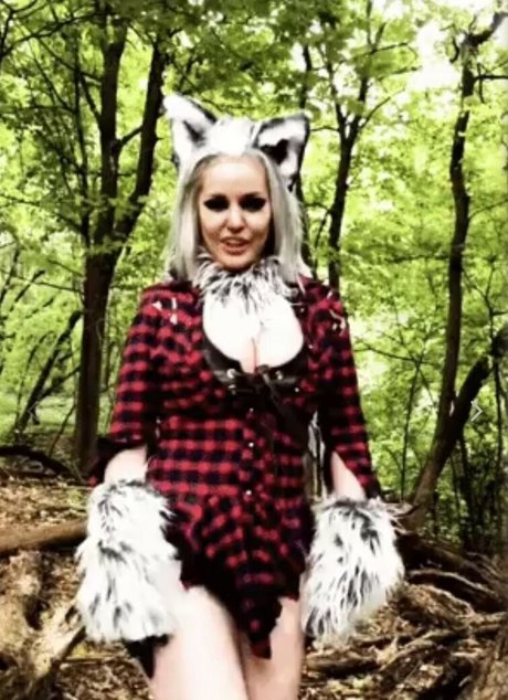 LisaLouWho model erotic galleries