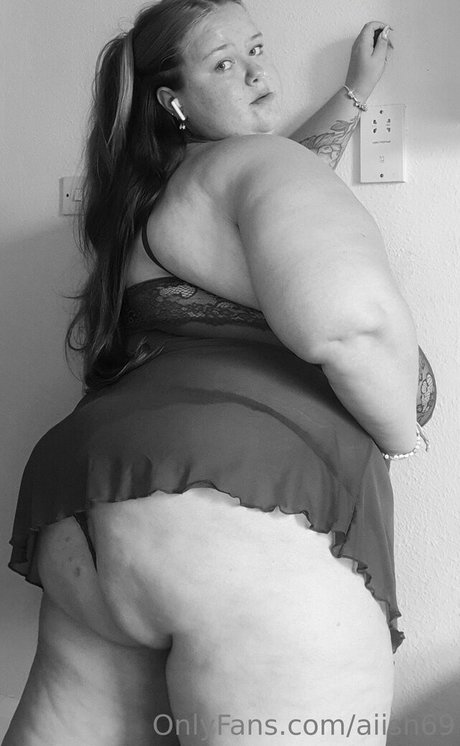 aiish69 model erotic photo