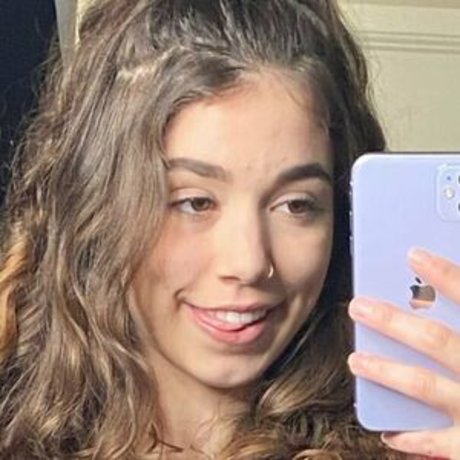 LizzyChokes porn model photo